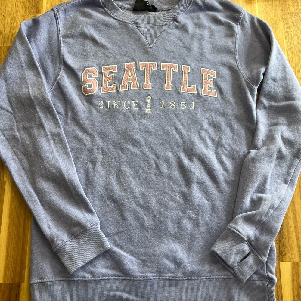 Seattle Embroidered Lavender Crewneck Sweatshirt – Size L